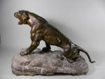 CARTIER : Panthère rugissant, bronze patiné sur socle en pierre,...
