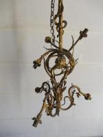 Lustre en bronze doré à décor de chérubins entourés par...
