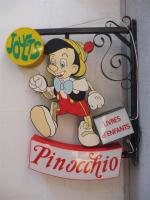 Enseigne lumineuse Pinocchio en fer forgé, bois polychrome et plastique...