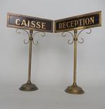 Deux panneaux de réception d'hotel en métal doré marqués "CAISSE"...
