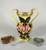 Lot comprenant un vase de forme Médicis en céramique de...