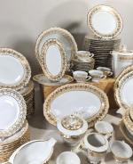 Porcelaine de LIMOGES, partie de service en porcelaine à décor...