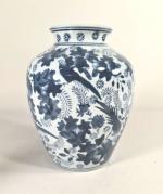 CHINE, Vase en porcelaine à décor bleu sur un fond...