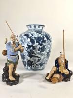 CHINE, Vase en porcelaine à décor bleu sur un fond...