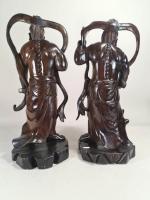 Paire de statues en bois exotique sculpté figurant  les...