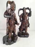 Paire de statues en bois exotique sculpté figurant  les...