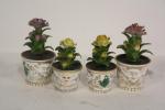 Quatre petits pots à fleurs cylindriques à décor polychrome et...
