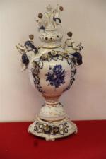 ALLEMAGNE 
Vase balustre couvert en porcelaine à décor en camaïeu...