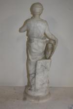 Statue en marbre blanc représentant une jeune femme à la...