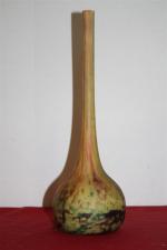 DAUM: Vase soliflore en verre multicouche teinté jaune. H: 37cm.
