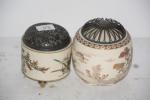 Brûle-parfum et boite en faïence de Satsuma, Japon XIXème siècle....