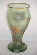 MONTJOYE SAINT-DENIS : Important vase en verre givré, à décor...