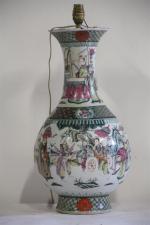 Vase en porcelaine et émaux de la famille rose. Chine,...