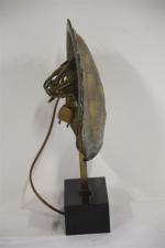 Maison CHARLES: Lampe tortue en métal doré. H: 44cm.