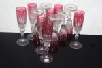 Service de 12 flûtes à Champagne en cristal teinté rouge