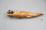 Sujet en ivoire rehaussé de brun, représentant une femme-médecin allongée...