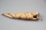 Sujet en ivoire rehaussé de brun, représentant une femme-médecin allongée...