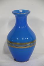 BACCARAT Vase en opaline bleue, signé Baccarat, réhaussé de dorures...