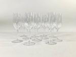 BACCARAT, Suite de 11 flûtes à champagne en cristal, signées...
