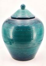 Potiche couverte en céramique vert-bleu, travail contemporain, H. 32cm
