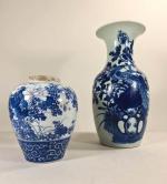 Lot céramique art d'Asie: Vase à long col en porcelaine...