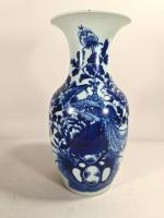 Lot céramique art d'Asie: Vase à long col en porcelaine...