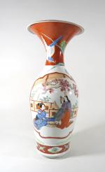JAPON-XXème siècle :Vase à col évasé en porcelaine à décor...