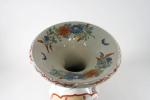 JAPON-XXème siècle :Vase à col évasé en porcelaine à décor...