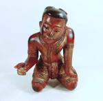 Statuette ethnique en bois polychrome représentant un personnage à genou,...
