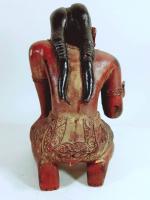 Statuette ethnique en bois polychrome représentant un personnage à genou,...