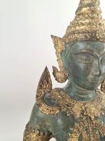 Statuette de Bouddha en bronze à patine verte et doré...