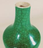 CHINE - XXe siècle
Vase bouteille en porcelaine émaillée vert craquelé....