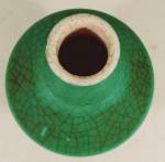 CHINE - XXe siècle
Vase bouteille en porcelaine émaillée vert craquelé....