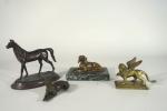 Lot de trois sculptures en régule représentant un cheval H....