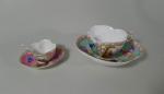 2 tasses quadrilobées en porcelaine polychrome (dont une miniature) à...