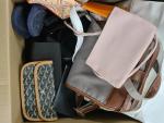 Carton de maroquinerie comprenant sacoche, porte-carte, pochettes, sacs à main,...