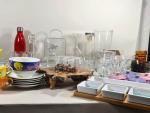 Carton de verrerie et céramique comprenant des cassolettes, plats à...