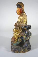 Statuette en bois polychrome représentant une guanyin rustique, Chine, ...