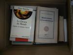 VARIA: Lot de 8 cartons de livres, comprenant: astrologie, hindouisme,...