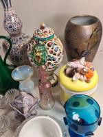 Lot de céramique et verrerie comprenant un vase dans le...