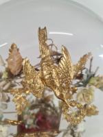 Globe de mariée à  décor en métal doré de...