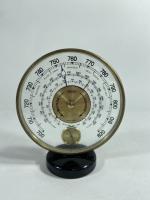 JAEGER, Thermomètre-baromètre circulaire en laiton et verre. H. 18 cm