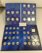 MEDAILLES EUROPENNES, Deux coffret comprenant 
- 15 médailles en cuivre...