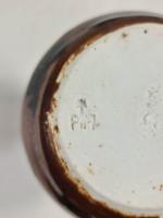 Soliflore piriforme en porcelaine à glaçure brune décorée d'une feuille...