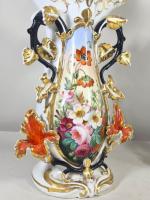 Paire de vases de mariés en porcelaine à décor floral...