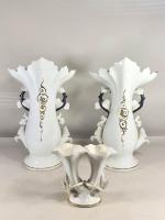 Paire de vases de mariés en porcelaine à décor floral...