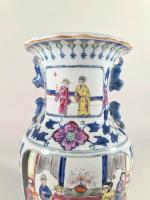 Vase balustre en porcelaine à décor en réserve de scène...
