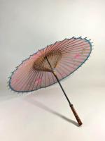 Ombrelle en bambou et soie à décor floral, Japon XXe....