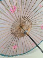 Ombrelle en bambou et soie à décor floral, Japon XXe....