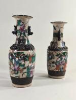 CHINE- NANKIN: Paire de vases à décor polychrome à décor...